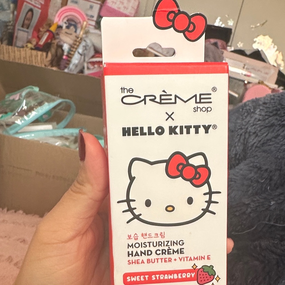x Hello Kitty Moisturizing Hand Crème - Red and White